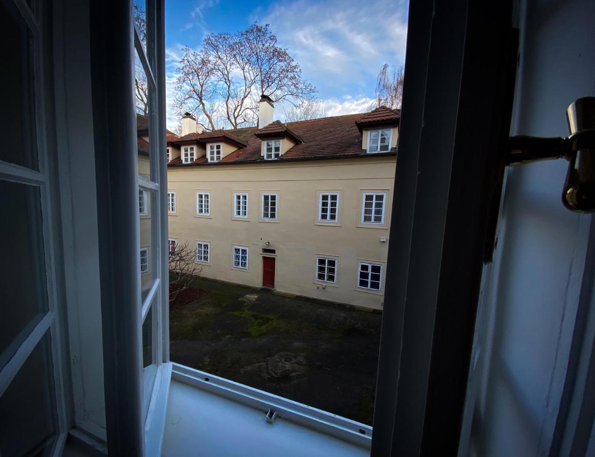 Utulny Byt Pod Prazskym Hradem Appartamento Praga Esterno foto